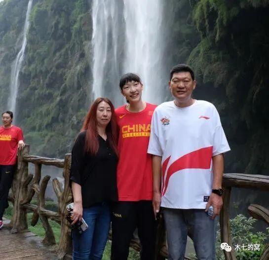顿了顿，顾秋怡又道：到时候我会让多多安排好时间，先让她安排你和叶太太进场，然后再安排他们进去，反正包厢里面什么都有，你和叶太太演出间隙也不会出来，等演出结束之后，我会让多多先把他们带走，你们双方应该不会有机会见面的，这个安排你觉得怎么样？叶辰微微考虑片刻，便爽快的答应下来，说道：这个安排挺合理的，只要能确保两边的人不是同时进出，在风水上应该就没什么影响。